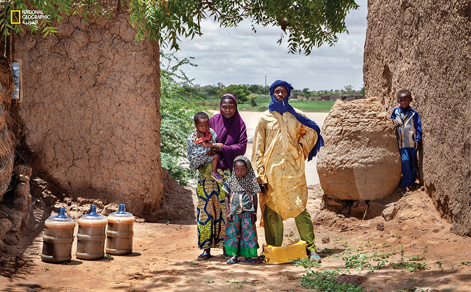 أسرة تستهلك 60 ليتر من الماء تأخذها من ضفاف نهر النيجر شديد التلوث